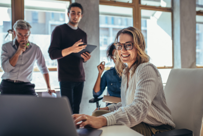 Colleagues at work in front of a PC